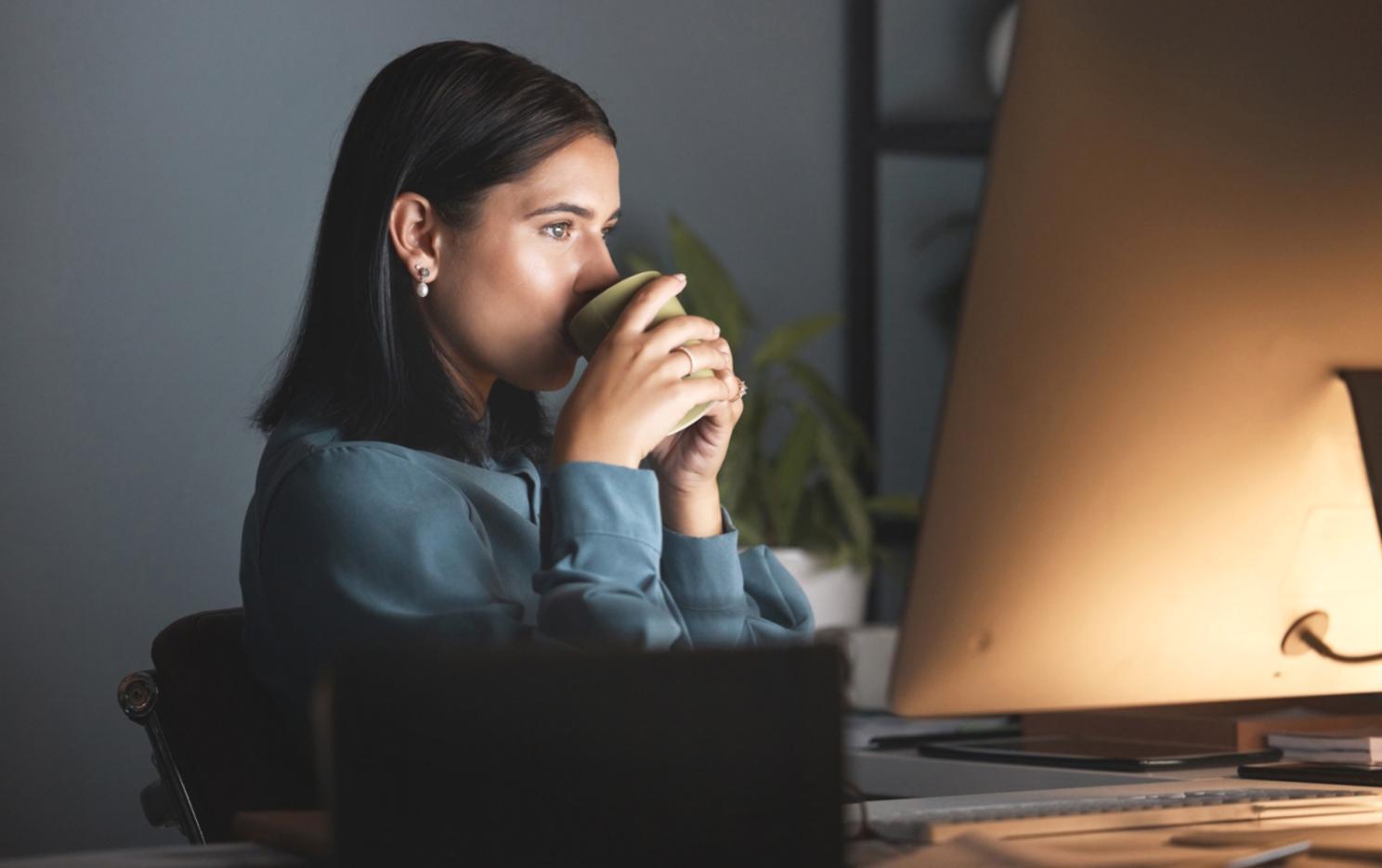 Ambiente di lavoro professionale con strumenti digitali per la strategia SEO