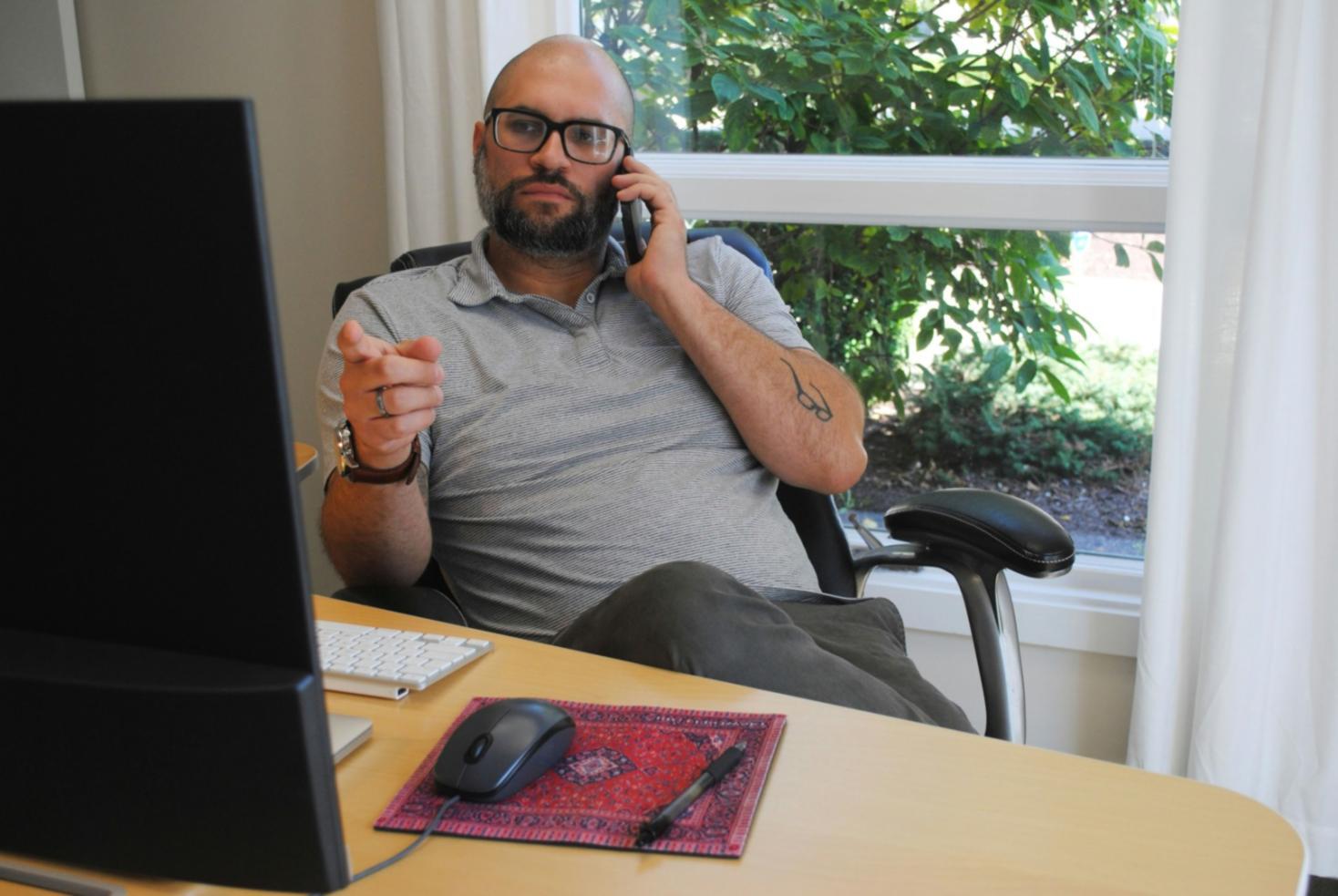 Professionisti che lavorano su strategie di contenuto digitale