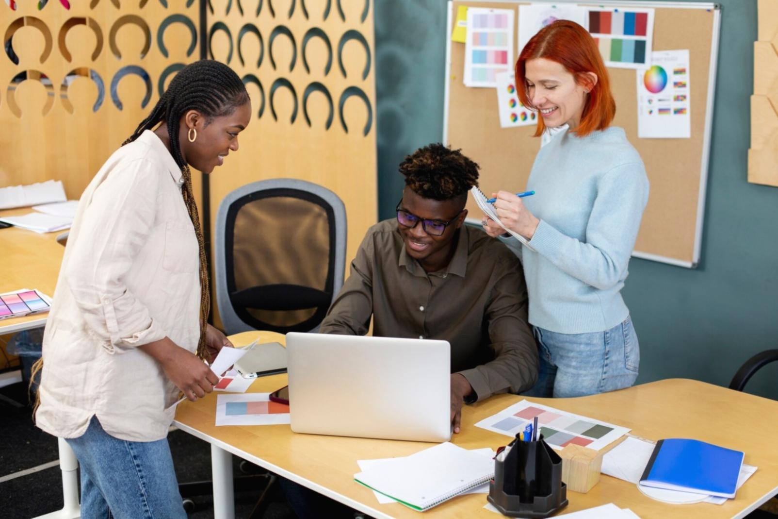 Professionista che analizza strategie di contenuto digitale