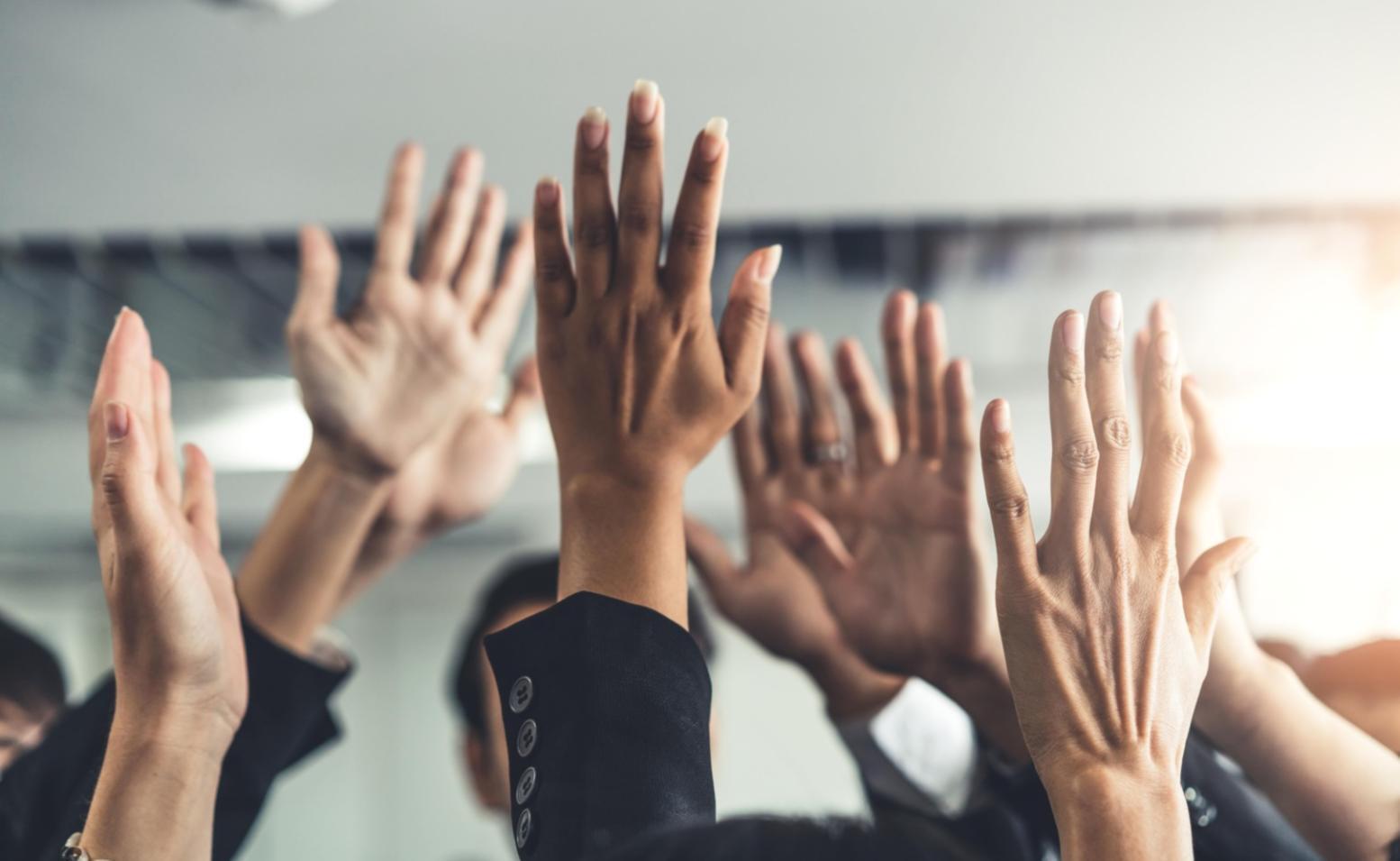 Persona che studia in modo disorganizzato con materiali sparsi