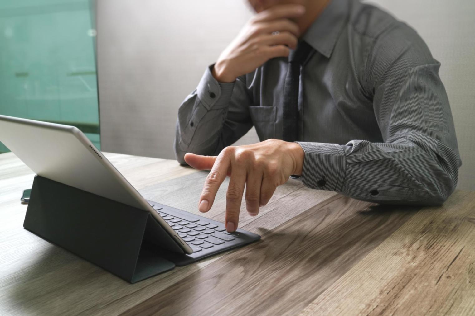 Sessione di analisi keyword research durante seminario online